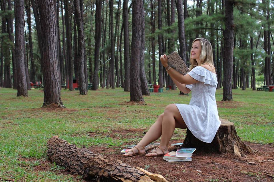 Leia mais sobre o artigo Escritora de Brasília lança seu primeiro romance em evento organizado por mulheres