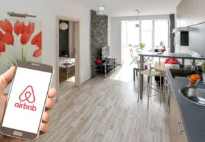 Leia mais sobre o artigo Projetos em tramitação no Congresso querem regular aluguéis via Airbnb