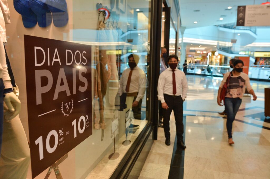 No momento você está vendo Dia dos Pais: 68% dos consumidores vão comprar presentes e 36% pretendem gastar mais que em 2022