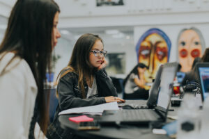 Leia mais sobre o artigo Mais da metade dos jovens não faz gestão do tempo, aponta estudo da Junior Achievement Brasil